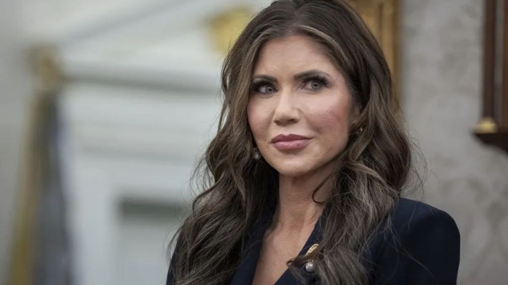 Fotografía del 14 de abril de 2025 en la que se ve a la secretaria de Seguridad Nacional de Estados Unidos, Kristi Noem, víctima del robo de su bolso en un restaurante. 