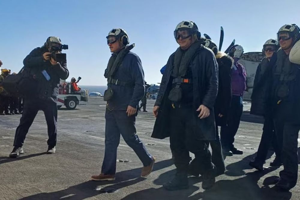 El presidente Javier Milei junto junto al embajador Peter Lamelas, Karina Milei y Pablo Quirno a bordo del portaaviones USS Nimitz durante ejercicios navales conjuntos con Estados Unidos