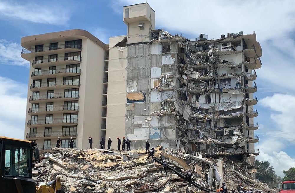 El 24 de junio de 2021 colapsó parte del edificio Champlain Towers South, en Surfside, Florida (EEUU), debido a corrosión, fisuración, punzonado y asentamiento diferencial dejando un saldo de 98 muertos. Todo el complejo fue demolido.