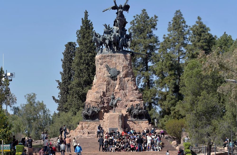 Continúa el Pre Viaje 3 en este fin de semana largo. Cientos de turistas pasean por la ciudad de Mendoza y el Cerro de la Gloria (foto)  Dirección de Agricultura y Contingencias Climáticas dio el pronóstico del clima “ascenso de la temperatura y vientos moderados del Noreste”, para el último día del feriado largoFoto: Orlando Pelichotti -  Los Andes
