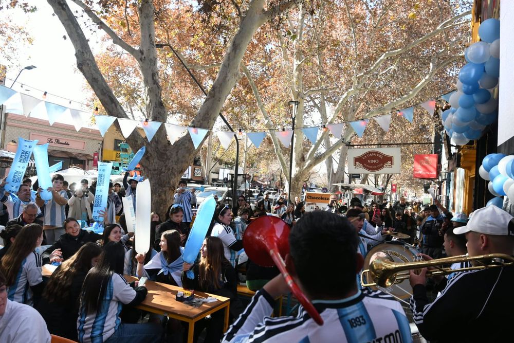 La calle Arístides se prepara para el partido de la Selección Argentina.&nbsp;&nbsp;