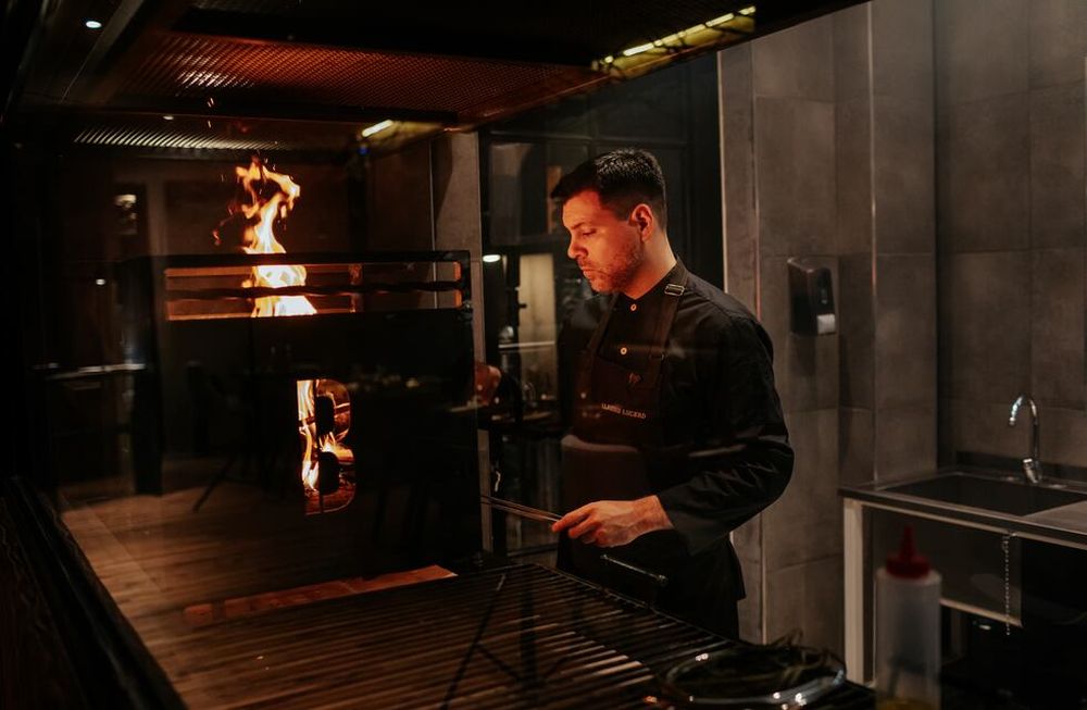 El chef Claudio Lucero es el responsable de los fuegos de Brutal, una de las nuevas experiencias gastronómicas de Mendoza. - Gentileza