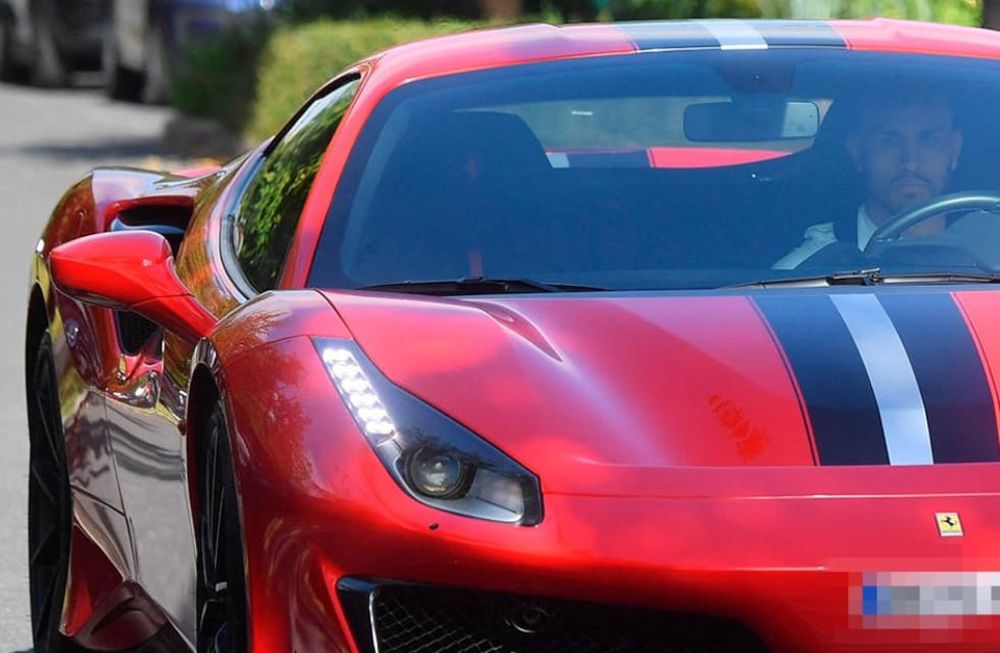 Leandro Paredes, jugador del París Saint Germain y la Selección argentina llegó a los entrenamientos de su club con una Ferrari 488 Pista.