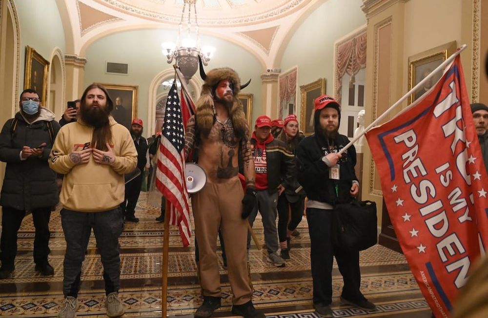 Quién es Q-Shaman, el hombre que entró vestido con pieles y cuernos al Capitolio