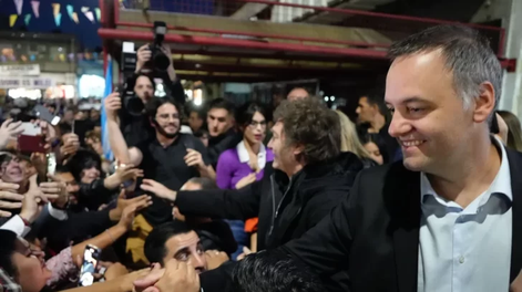 Manuel Adorni lanza su precandidatura en CABA con el apoyo de Javier Milei.