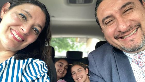 Fernando Funes y Carolina son mendocinos, pero se conocieron y enamoraron en los Estados Unidos. En la foto, junto a sus dos hijas, Melina y Angelina.