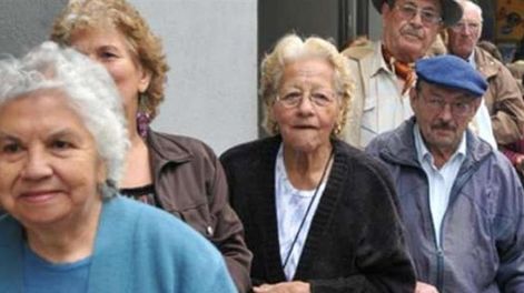 Los jubilados cobrando sus haberes.