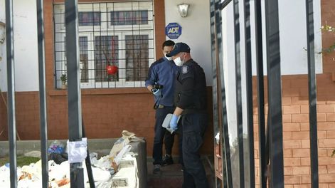 Los Andes | Personal policial en la casa de la pequeña Emma Pilar Olguín, quien habría sido asesinada. / Orlando Pelichotti - Los Andes
