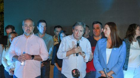 Emir Félix, acompañado por Marisa Uceda y Matías Stevanato, los dos candidatos que lo acompañaron en el frente Fuerza Justicialista Mendoza.&nbsp;