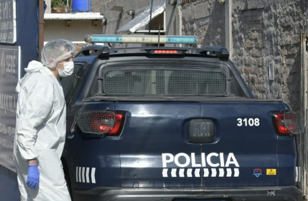 El aterrador cartel que el femicida había escrito a su ex en una pared: “A la gente que quieres, no la dejas de querer nunca”. Foto: Orlando Pelichotti / Los Andes.