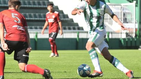 Increíble el gol que falló Banfield ante River en la categoría reserva. Insólito. / Gentileza.