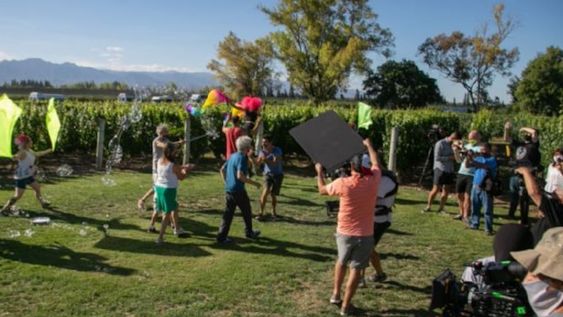 En especial Historias de Vendimia será transmitido para todo el mundo el 6 de marzo; y en cinco países, 10 artistas y referentes culturales de Mendoza oficiarán de anfitriones de microeventos para que se pueda disfrutar de una noche bien mendocina.