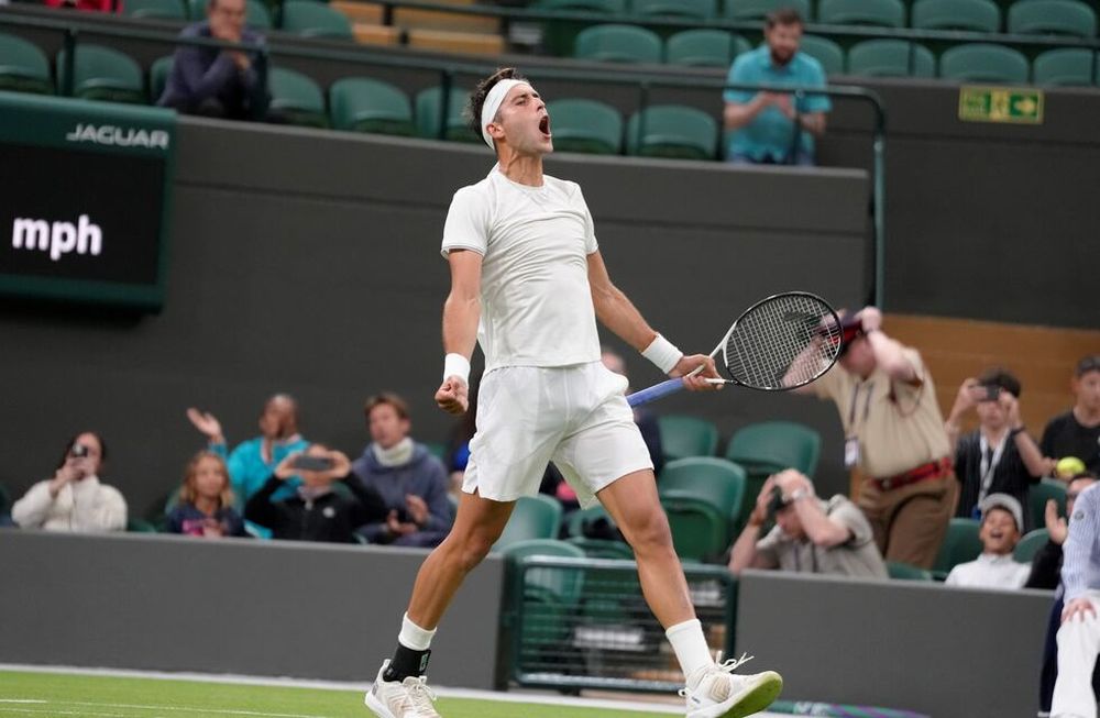 Tomás Martín Etcheverry levantó dos sets adversos y un 1-3 en contra y terminó venciendo al español Bernabé Zapata en su primer triunfo en Wimbledon. (AP)