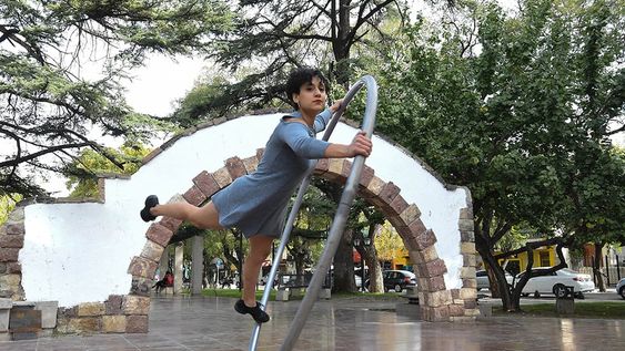 Carla Masignani (conocida como Lolot) es una bailarina que se especializa en la Rueda Cyr y fusiona la acrobacia con la danza. Junto a su compañero de baile Martín Sardi trabajan en proyectos vinculados al nuevo tango. Foto: Marcelo Rolland / Los Andes