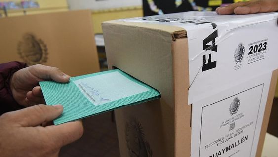 Elecciones provinciales PASO 2023 en la provincia de Mendoza.En la Escuela Leandro Alem de Guaymallén,  una mañana electoral tranquila pero fría.Foto: José Gutierrez / Los Andes