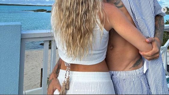 En una foto el cantante le toca el trasero a su novia Susana Gómez.