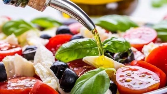 Tres claves para comprar y consumir un buen aceite de oliva y no ser víctimas de engaños.