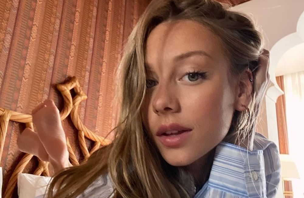 Ester Expósito y su sensual baile en jogging y top deportivo