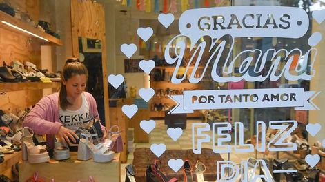 Compras día de la Madre. Comienzan las consultas de precios y compras para regalar en el día de la madre. Foto: José Gutierrez / Los Andes