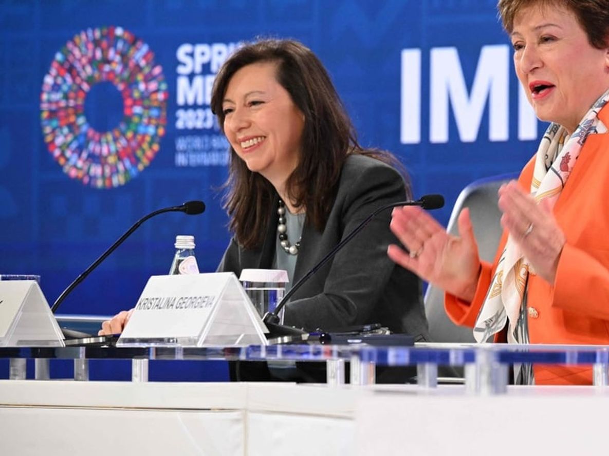 Julie Kozack, vocera del FMI (izquierda) junto a Kristalina Georgieva, la número uno del organismo.