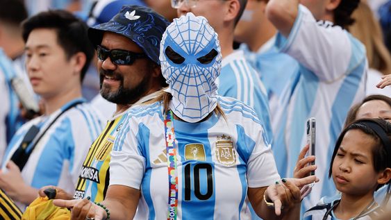 Todo el color de los fanáticos de la Selección Argentina ante Argelia