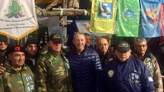El legislador mendocino Julio Cobos en un los actos de Río Grande y Ushuaia el 1 y 2 de abril de 2018 junto a ex combatientes de Malvinas.