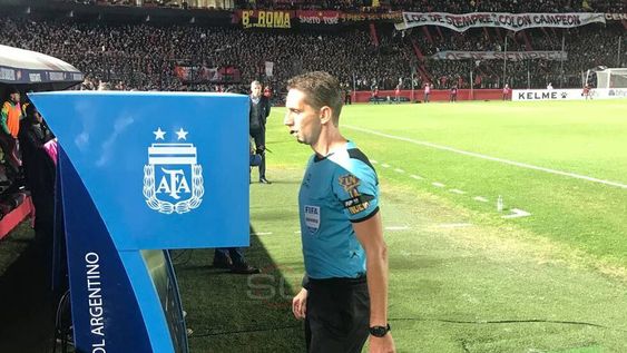 Nicolás Lamolina chequeando la mano de Gian Nardelli de Colón y sanciona el penal que Martín Cauteruccio marcó para Aldosivi. (Foto publicada por SportCenter)
