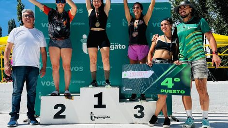 Gabriela Cavallaro, Florencia Chanta y María González, finalistas de la Épica Race 2026 en la categoría Elite femenina, junto al intendente de Tupungato, Gustavo Aguilera, y al director de Deportes, Diego Guiñazu.