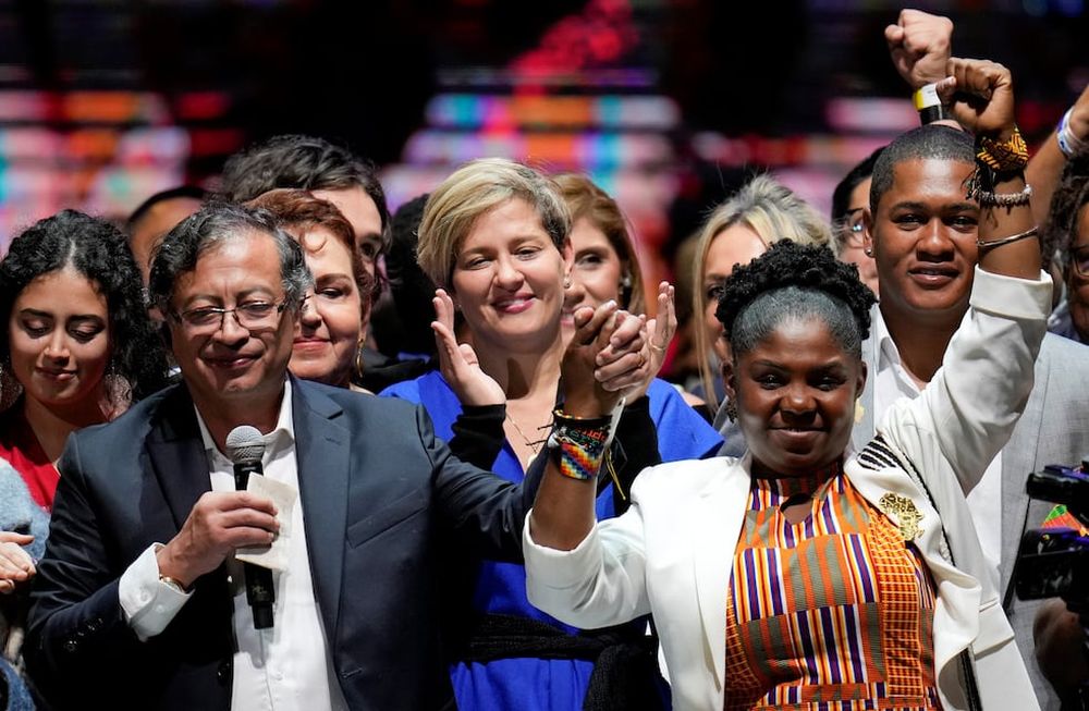 Gustavo Petro, a la izquierda, su esposa Verónica Alcocer, atrás al centro, y su compañera de fórmula Francia Márquez, celebran ante sus partidarios después de ganar la segunda vuelta de las elecciones presidenciales en Bogotá, Colombia. AP