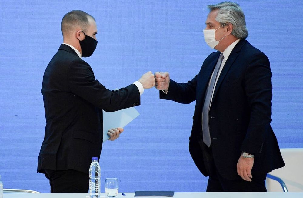 Los rumores indican que el Presidente dio un plazo al ministro Guzmán para encaminar la economía: el 10 de noviembre, con otra colocación de bonos. Foto: AP