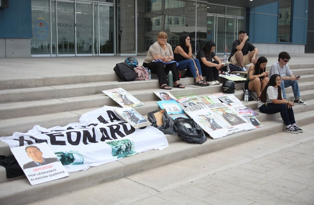 Familiares del oficial principal Leonardo Alarcón Quiroga y del agente de Tránsito de Godoy Cruz, Santiago David Velázquez Guevara, durante la audiencia en el Polo Judicial. Foto: Los Andes.