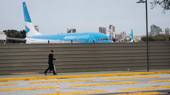 Un avión de Aerolíneas Argentinas se encuentra en el aeropuerto Jorge Newbery, parcialmente afectado por una huelga de trabajadores por aumentos salariales en Buenos Aires, Argentina, el jueves 19 de septiembre de 2024. (AP Foto/Rodrigo Abd)