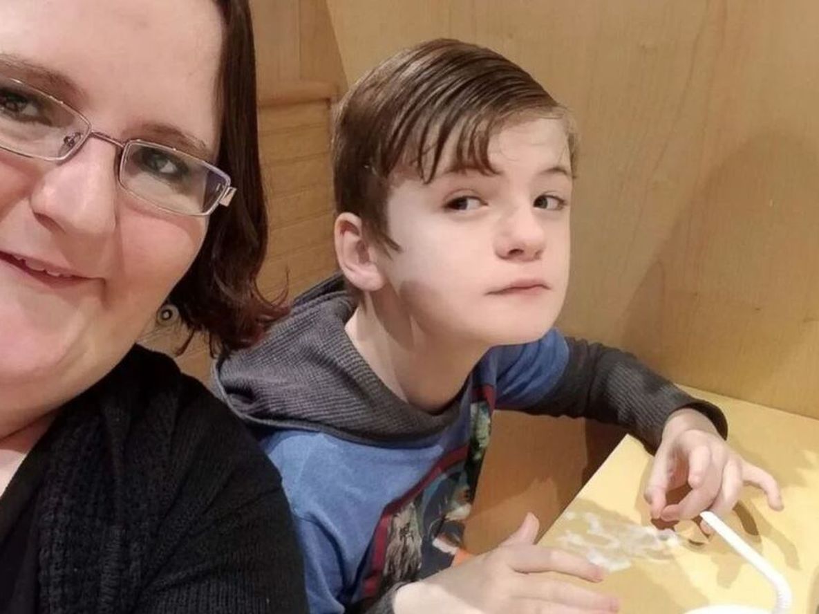 Indignación por la maestra que arrastró por un pasillo e hirió a un niño con autismo