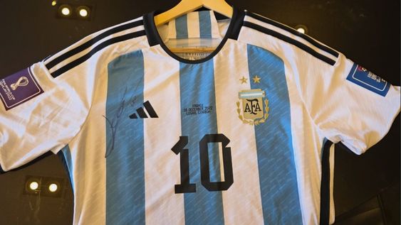 Un intendente mendocino conserva una camiseta del Mundial de Qatar 2022 firmada por el propio Lionel Messi