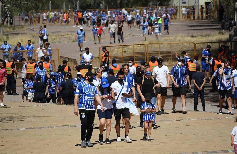 Hinchas de Godoy Cruz Antonio Tomba, con la ilusión de llegar a la final de Copa Argentina. / archivo José Gutiérrez
