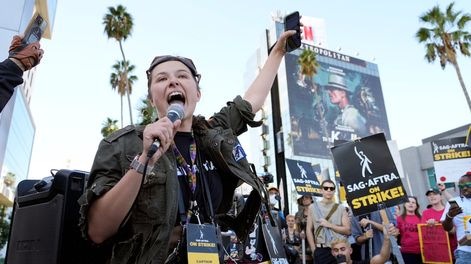 La capitana del sindicato de actores de Hollywood SAG-AFTRA  Mary M. Flynn durante una proteste afuera de los estudios de Netflix el 8 de noviembre de 2023, en Los Angeles. (Foto AP/Chris Pizzello)
