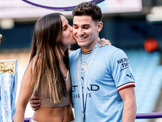 Julián Álvarez y su pareja Emilia Ferrero anunciaron que esperan su primer hijo.