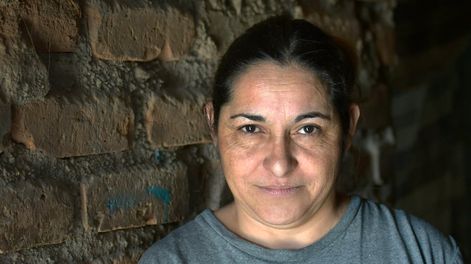 Los Andes | Recicladoras urbanas premiadas Celeste Alam, (42), pertenece al grupo colectivo de COREME que ganaron un premio por reciclar materiales, para transformar basura en juegos para armar y móvilesFoto: Orlando Pelichotti / Los Andes