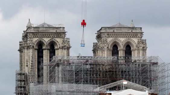 Comenzarán oficialmente la reconstrucción de Notre Dame. (AP)