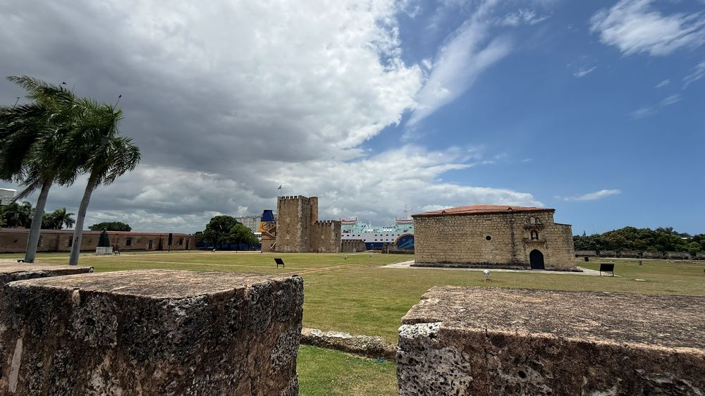 La fortaleza europea más antigua de América todavía domina las vistas sobre el río Ozama y la Ciudad Colonial.