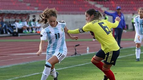 La futbolista mendocina Estefanía Banini fue distinguida por el Senado de la Nación