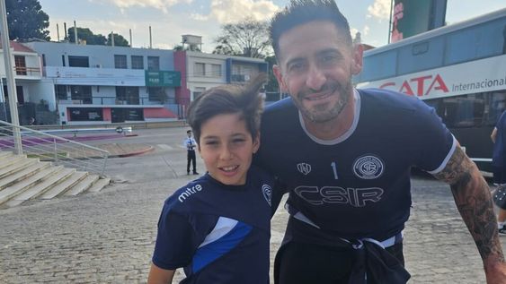 Julián Egarrat, fanático de independiente de 12 años, viajó a Córdoba junto a su papá Fernando y se sacó fotos con Maxi Gagliardo en la puerta del hotel. / Gentileza.