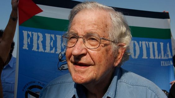 ARCHIVO - En esta foto de archivo del 20 de octubre de 2012, el activista Noam Chomsky participa en una conferencia de prensa en el puerto de Ciudad de Gaza para apoyar una flota con destino a Gaza. (AP Foto/Hatem Moussa, Archivo)