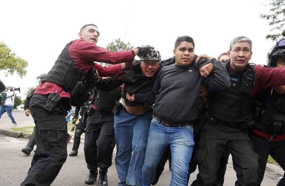 Protesta de colectiveros. El ministro de Seguridad Sergio Berni fue agredido por los manifestantes y debió ser evacuado en un auto blidando. (Maxi Failla / Clarín)