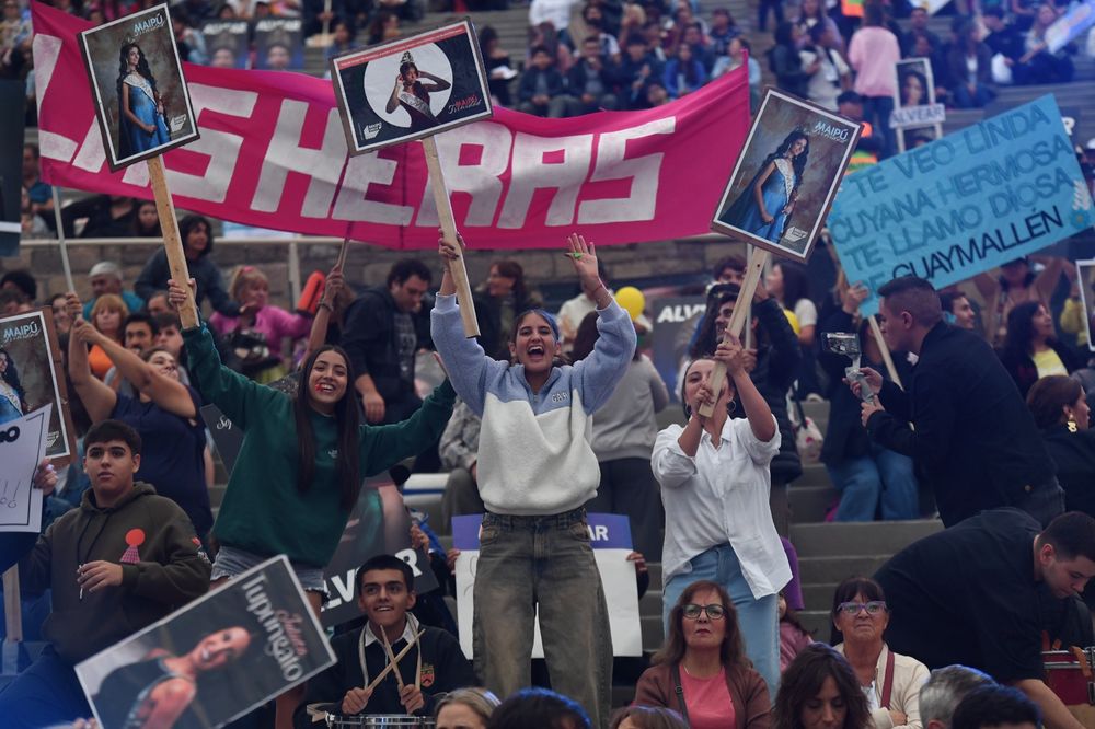 Desde temprano las gradas del teatro griego Frank Romero Day se empezaron a llenar de color y fervor con las hinchadas de cada reina departamental.