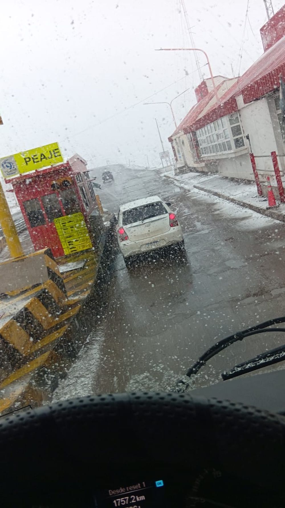 Comenzó a nevar en alta montaña. 