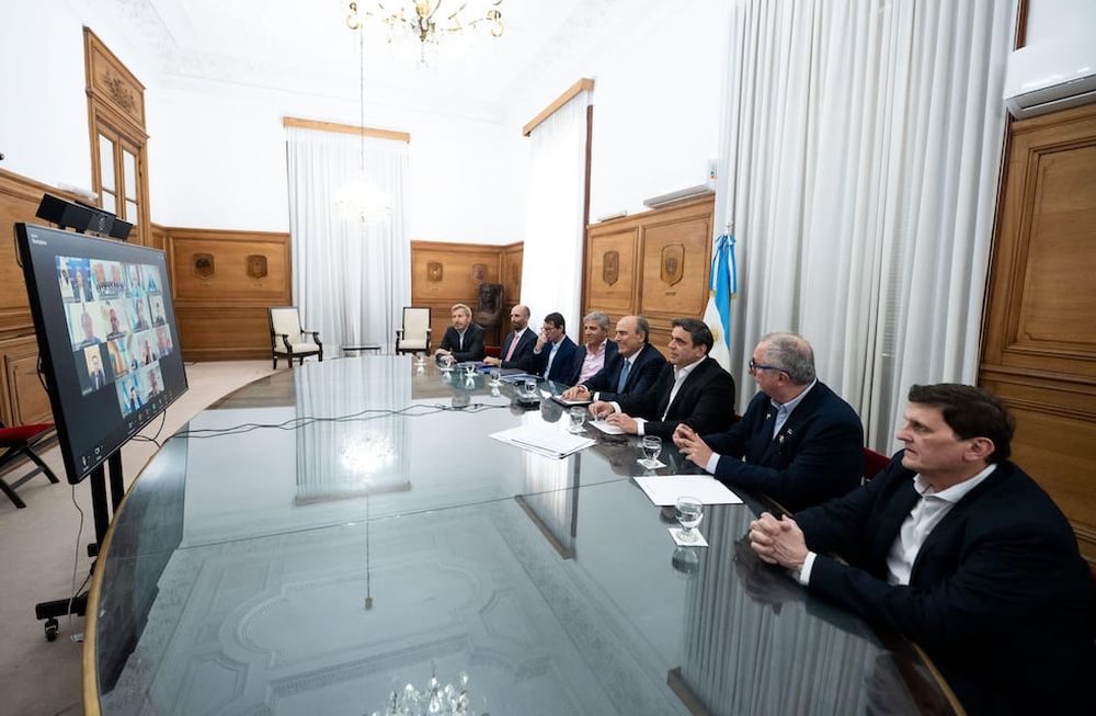 Francos y Caputo analizaron detalles del Presupuesto 2025 con gobernadores en Casa Rosada y por Zoom. Foto: Gentileza