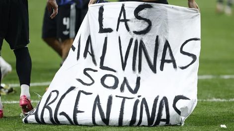 La bandera Las Malvinas son argentinas se convirtió en un símbolo de la semifinal entre Inglaterra y Argentina