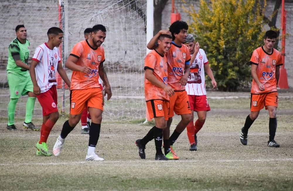Imparable. De la mano del tanto del Bocha Arce y los goles de Gonzalo Carmona, Rivadavia lidera cómodamente la Zona B. / Gentileza Gustavo López.
