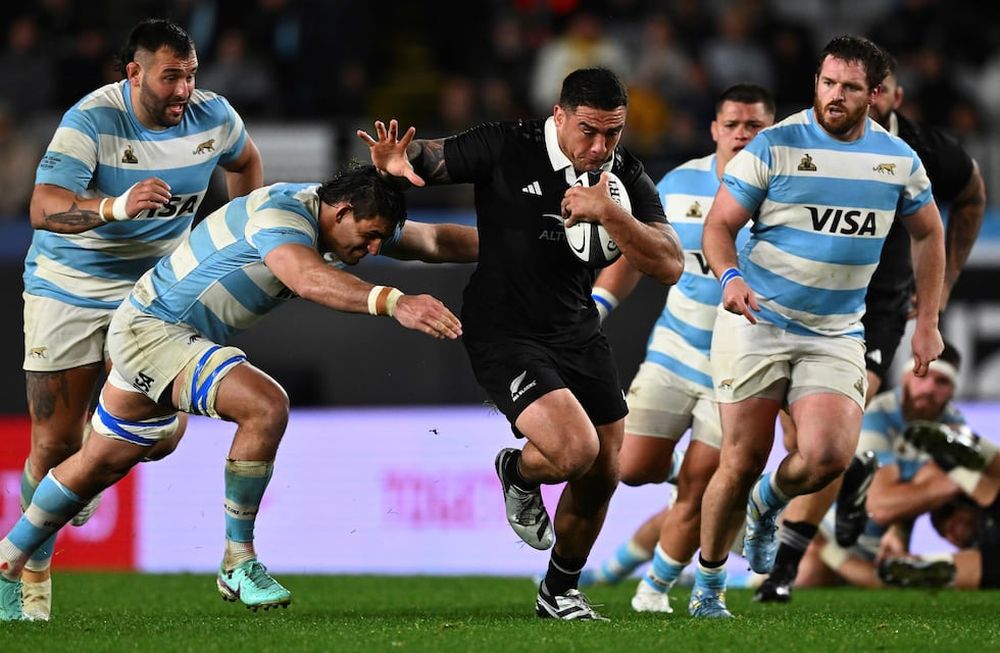 Codie Taylor, de Nueva Zelanda, centro, hace un descanso contra Argentina durante su partido de prueba de rugby en Eden Park, Auckland, Nueva Zelanda, el sábado 17 de agosto de 2024. (Kerry Marshall/Photosport vía AP)